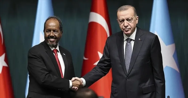 somali-cumhurbaskani-hasan-seyh-mahmud-turk-kardeslerimiz-10-yil-boyunca-denizlerimizi-koruyacak-1708526976416.jpeg 10 yıl Türk donanmasına emanet | Somali 'Deniz Güvenliği Anlaşması' onayladı! Somali Cumhurbaşkanı Hasan Şeyh Mahmud: Türk kardeşlerimiz koruyacak-2