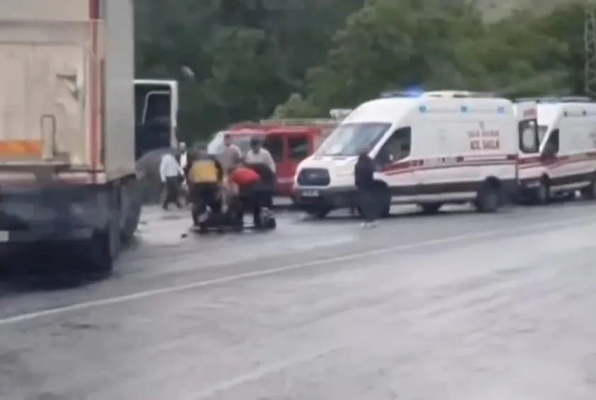 Yolcu otobüsü ile tır çarpıştı