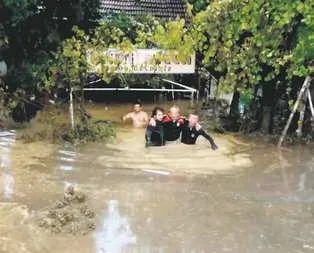 Sel ve fırtına vurdu