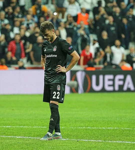 Başka bir takıma gitmeyi kabul etmedi kadro dışı kaldı! Adem Ljajic Beşiktaş’tan servet kazanıyor gününü gün ediyor-10
