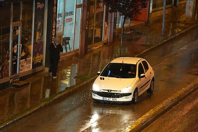 Erzurum'da sağanak yağış hayatı olumsuz etkiledi: Cadde ve sokaklar su doldu-2