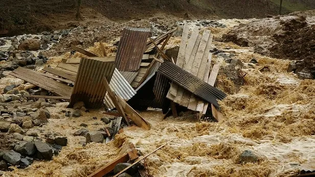 Son dakika: Trabzon'un Sürmene ilçesinde heyelan sonucu 5 bina toprak altında kaldı-6