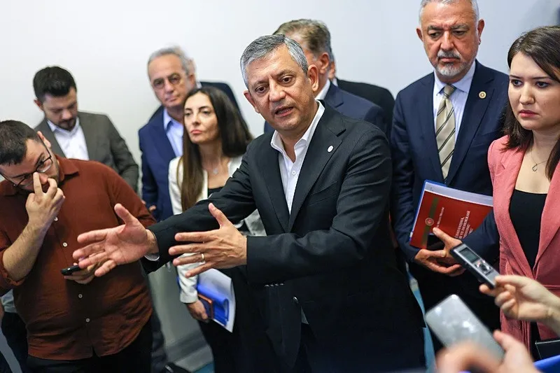 chp-yeni-parti-arasinda-mansur-yavas-dugumu-muslim-saridan-olay-iddia-ozele-tacizi-birak-mesaji-1787736002668.jpeg CHP-Yeni Parti arasında Mansur Yavaş düğümü! Müslim Sarı’dan olay iddia! Özel’e “tacizi bırak” mesajı-4