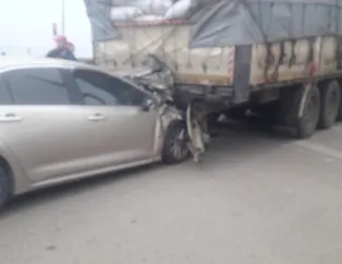 Ordu’da otomobil tıra saplandı