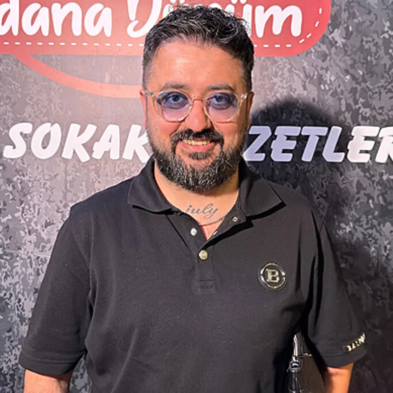 arka-siradakiler-yadigari-temmuz-karikutal-bodrumda-ortaya-cikti-1785245543621.jpg Arka Sıradakiler Yadigar’ı Temmuz Karikutal trafik kazasının ardından oyunculuğu bırakmıştı: İşte yeni işi ve son hali!-3