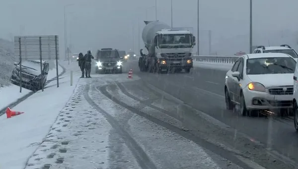 Son dakika: İstanbul Havalimanı yolundaki kar yağışı kazaya neden oldu-1