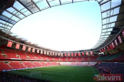 Türkiye-Fransa maçı öncesi Konya Büyükşehir Belediye Stadyumu kırmızı beyaza büründü