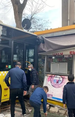 İETT otobüsü Halk Ekmek büfesine çarptı