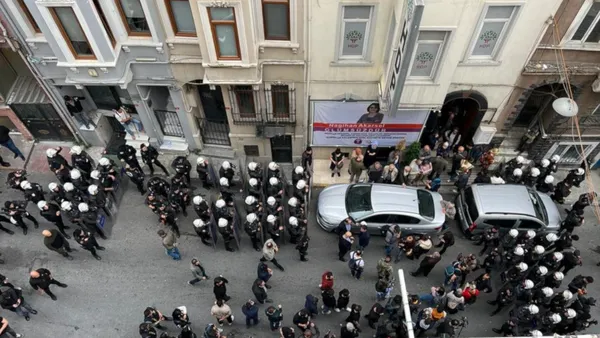 Son dakika: PKK'ya yönelik operasyonlar yine HDP'yi rahatsız etti! Beyoğlu'nda izinsiz yürüyüş yapmak isteyen 121 kişi gözaltına alındı-4