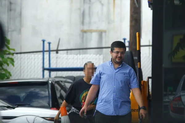 Adil Öksüz'ün kayınbiraderi ABD bayrağını öperken görüntülendi-12