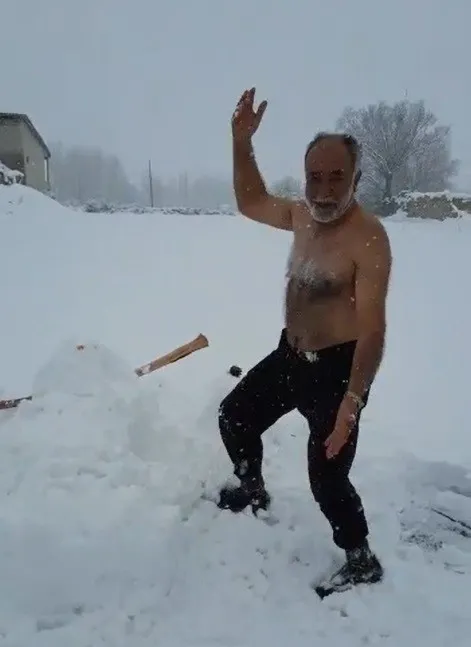 sivasta-yasli-bir-adam-dondurucu-sogukta-soyundu-ve-kardan-adamla-guresti-1641535707138.jpg Sivas'ta yaşlı bir adam dondurucu soğukta soyundu ve kardan adamla güreşti-2