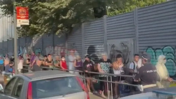 avrupada-aclik-ve-gida-krizi-derinlesiyor-italyanin-finans-baskenti-milanoda-yardim-kuyruklari-sosyal-medyaya-1661802188536.jpeg Avrupa'da açlık ve gıda krizi derinleşiyor! İtalya'nın finans başkenti Milano'da yardım kuyrukları sosyal medyaya yansıdı-3