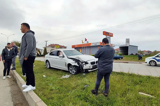 Sakarya'da zincirleme kaza! Kazadan kaçmaya çalışırken refüjdeki direğe çarptı