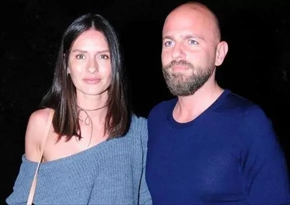 esiyle-ilgili-kareleri-sildi-yasemin-ozilhan-ve-izzet-ozilhan-cifti-arasinda-kazan-kayniyor-1659729945854.jpeg Eşiyle ilgili kareleri sildi! Yasemin Özilhan ve İzzet Özilhan çifti arasında kazan kaynıyor-6