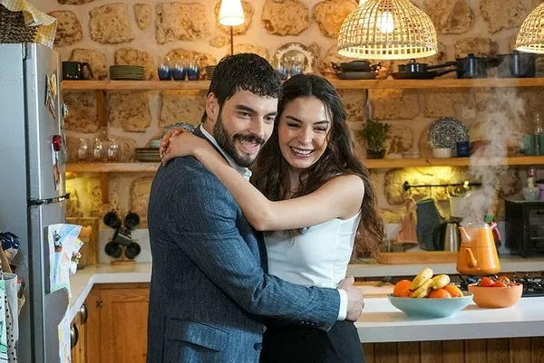 Atv'nin fenomen dizisi Hercai fırtınası ABD'ye sıçradı: Reyyan karakterini canlandıran Ebru Şahin'e beğeni yağdı-2