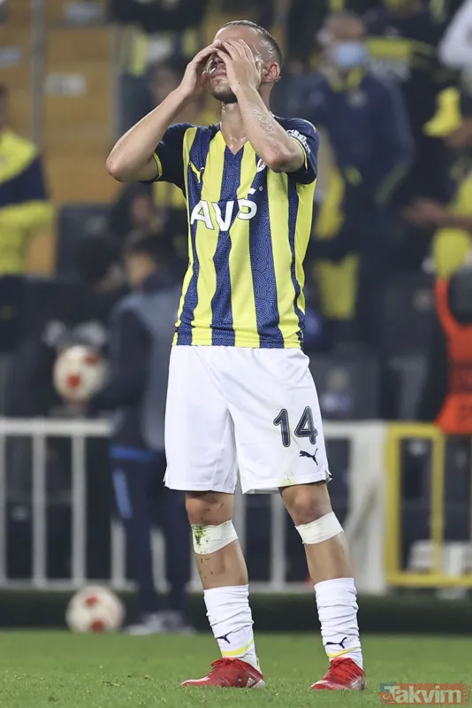 Kadıköy'de Fenerbahçe'ye tepki gecesi! Tribünlerden yuhalamalar yükseldi: Mesut Özil ve Altay Bayındır... - 10