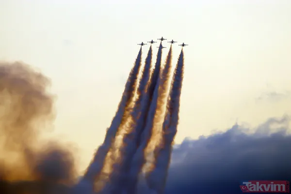 Ardından milli marş eşliğinde Türk bayrağı göndere çekildi.