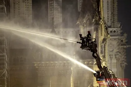 Son dakika... Notre Dame Katedrali’ndeki yangın 8,5 saat sonra söndürüldü