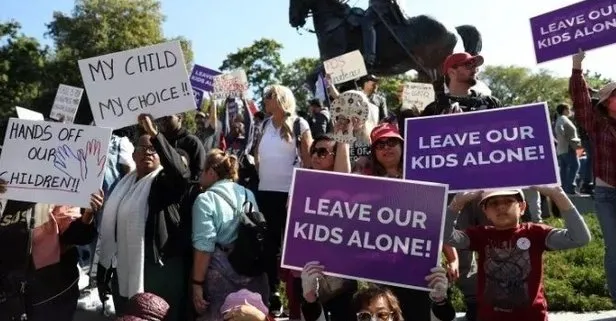 Kanada’da LGBT sapkınlığına direniyor! 1 milyon kişi yürüyüşe katıldı: Ellerinizi çocuklarımızdan çekin