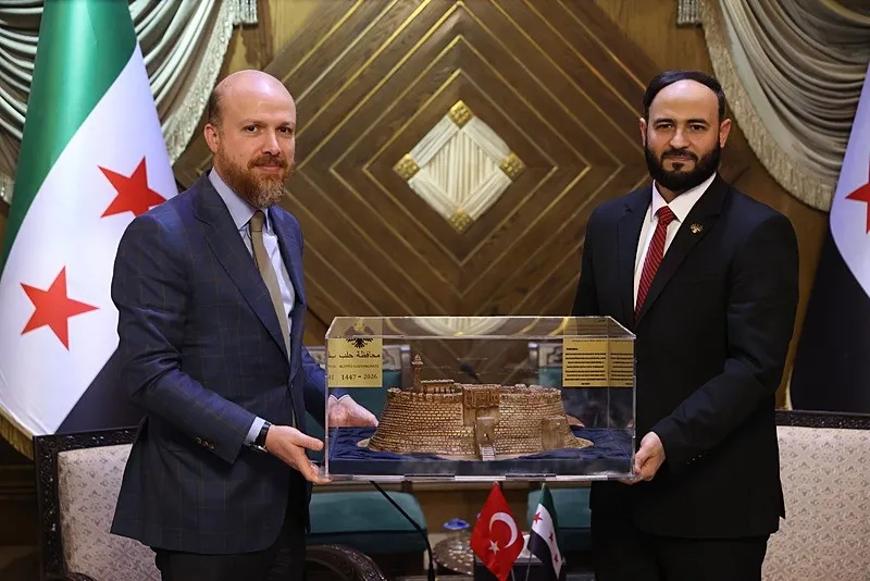 bilal-erdogandan-suriye-temaslari-halep-valisinden-anlamli-hediye-1778778441319.jpeg Bilal Erdoğan'dan Suriye temasları: Halep Valisi'nden anlamlı hediye-3