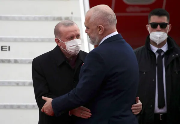 Başkan Erdoğan Arnavutluk'ta: 2022 yılının ilk resmi ziyareti! Caddeler Türk bayraklarıyla donatıldı-5