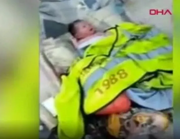 Bebeklerini erkek doğmadığı için çöpe attılar!