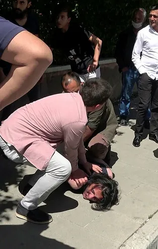Cadde ortasında annesini döven gence meydan dayağı