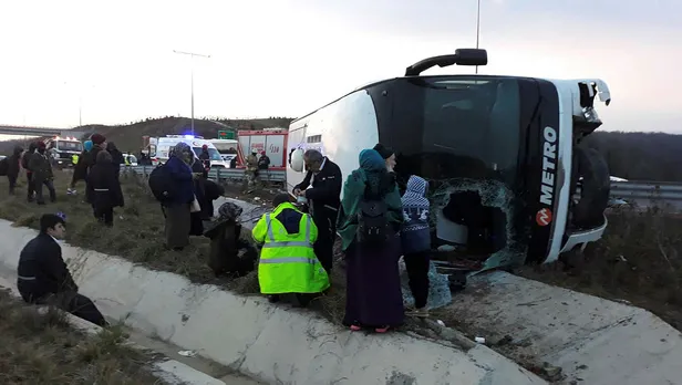 Son dakika: Kuzey Marmara Otoyolunda otobüs devrildi-1