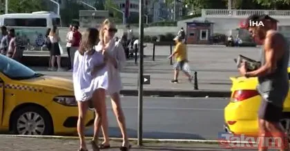 Yabancı uyruklu iki kadın Taksim Meydanı’nı podyum gibi kullanıp poz verdi
