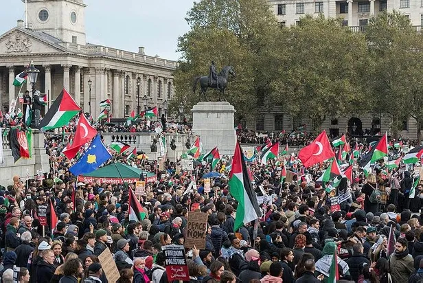 yuzlerce-israilliden-netanyahunun-evinin-onunde-protesto-bibi-bir-katil-1699129488178.jpeg Yüzlerce İsrailliden Netanyahu'nun evinin önünde protesto: Bibi bir katil-7