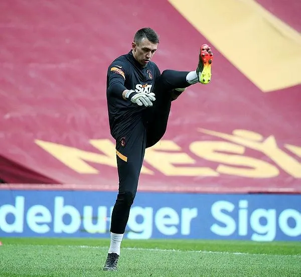 galatasaray-ile-ligde-300-macina-cikan-fernando-muslera-tarihe-gecti-1614444278475.jpeg