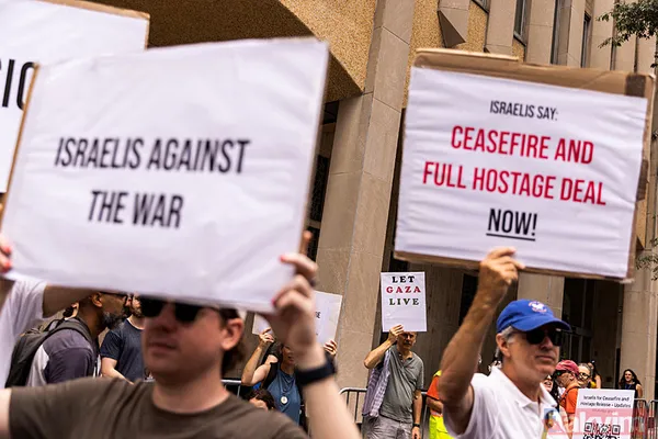 ABD’de Netanyahu’ya böcekli protesto! Washington’da çeşmeleri kana bulayıp İsrail heyetinin kaldığı otele böcekler saldılar - 2