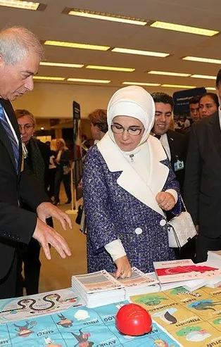 Emine Erdoğan Cenevre'de stand ve sergileri gezdi