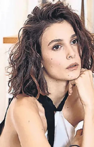 Burak Deniz'le anılan Büşra Develi "Bu haberler kısmetimi kapatıyor" deyip aşk iddialarını yalanladı! İbrahim Kutluay detayı...