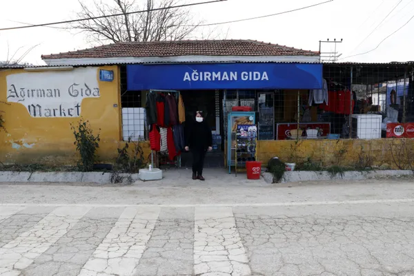 insanlik-olmemis-dedirten-davranis-kapisi-acik-marketten-aldiklari-urunleri-kameraya-gosterip-ucreti-marketin-1643095428647.jpg 'İnsanlık ölmemiş' dedirten davranış! Kapısı açık marketten aldıkları ürünleri kameraya gösterip ücreti marketin girişine bıraktılar-7