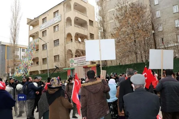 Van'da HDPKK provokasyonu! Terör örgütü PKK'yı simgeleyen bez parçası sallayan 3 kadına gözaltına alındı-4
