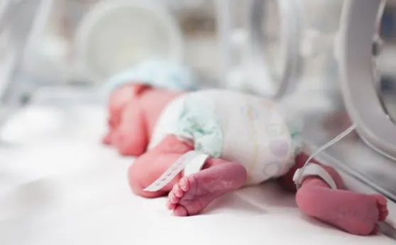 Bilim insanları dahi şaşkın! Yenidoğan bebeğin karnındaki şişliğin içinden çıkanlar kan dondurdu! Tümor sandılar ama tam 8 tane...-3