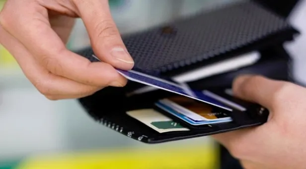 bankada-buyuk-skandal-musteri-bilgilerini-el-altindan-satmislar-1599459582475.jpg Dev bankadan büyük skandal! Müşteri bilgilerini el altından...-2