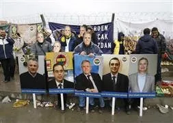 Hakim kimi neden tebrik etti?