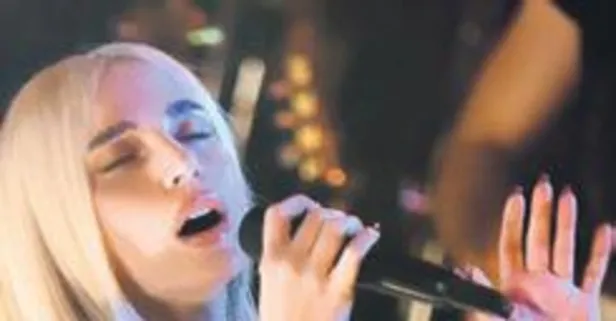 Gülşen sesi ve güzelliğiyle hayranlarını büyüledi