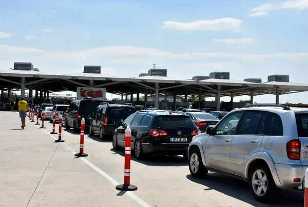 kapikulede-gurbetci-rekoru-35-bin-887-yolcu-gecis-yapti-1658061347332.jpg Kapıkule'de 'gurbetçi' rekoru: 35 bin 887 yolcu geçiş yaptı-2