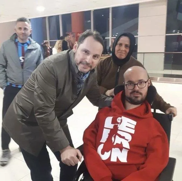 berat-albayrak-sampiyonluk-gecesi-hayalini-gerceklestirmisti-trabzonspor-taraftari-engelli-genc-emre-vural-o-a-1651849325621.jpeg Berat Albayrak şampiyonluk gecesi hayalini gerçekleştirmişti! Trabzonspor taraftarı engelli genç Emre Vural o anları anlattı-1