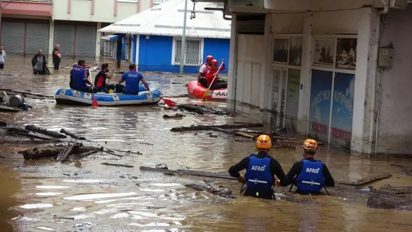karadeniz-sele-teslim-oldu-dereler-tasti-yollar-gole-dondu-evleri-su-basti-ankara-istanbul-yonu-trafige-kapali-1688996471608.jpg Karadeniz sele teslim oldu: Dereler taştı, yollar göle döndü, evleri su bastı! Ankara-İstanbul yönü trafiğe kapalı... | Zonguldak, Bartın, Bolu son durum-6