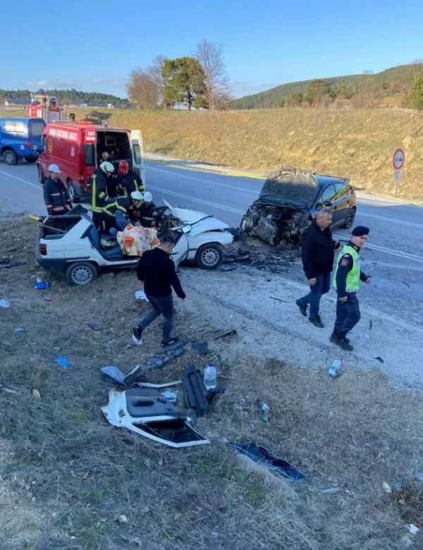 kutahyada-feci-kaza-1-kisi-vefat-etti-3-yarali-1679767150583.jpg