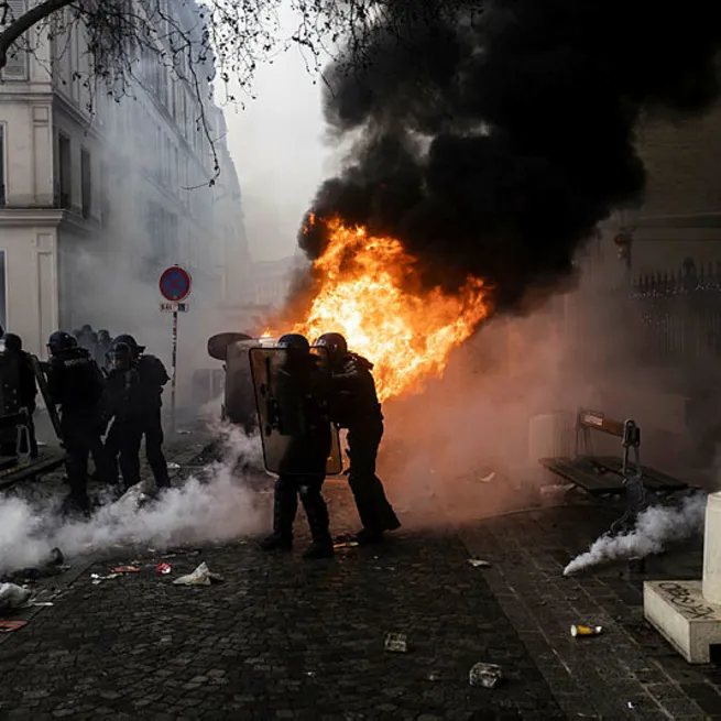Fransa basını PKKnın sözcülüğüne soyundu! Paris yangın yeriyken skandal manşetler