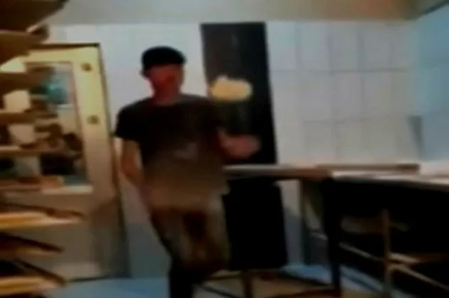 Van Erciş'te ekmek hamuruyla top gibi oynayan gençler büyük tepki çekmişti! Fırın sahibinden infial yaratan görüntü hakkında açıklama!