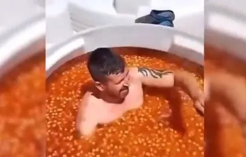 sut-banyosundan-sonra-bir-igrenc-goruntu-daha-yari-ciplak-halde-girdigi-tanktan-zeytinleri-kasalara-doldurdu-1690642117513.jpeg Süt banyosundan sonra bir iğrenç görüntü daha: Yarı çıplak halde girdiği tanktan zeytinleri kasalara doldurdu-3