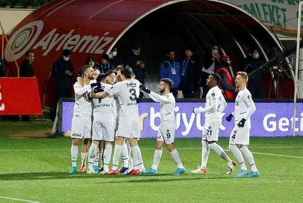17lik-yildiz-arda-guler-alanyada-sahne-aldi-16-dakikada-1-gol-atip-1-asist-yaparak-feneri-galibiyete-tasidi-1647211274958.jpeg
