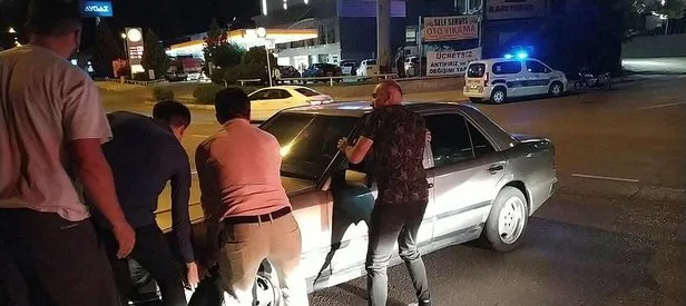 El freni çekilmeyen otomobil refüje çıktı
