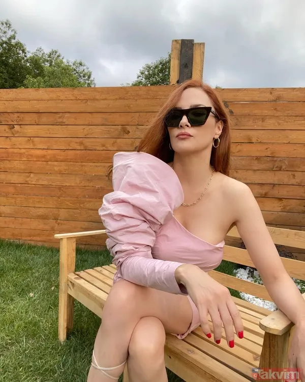 Mine Tugay süper mini elbisesiyle paylaştı! Hem bacak hem göğüs dekoltesi veren Mine Tugay sosyal medyanın gündeminde! - 6